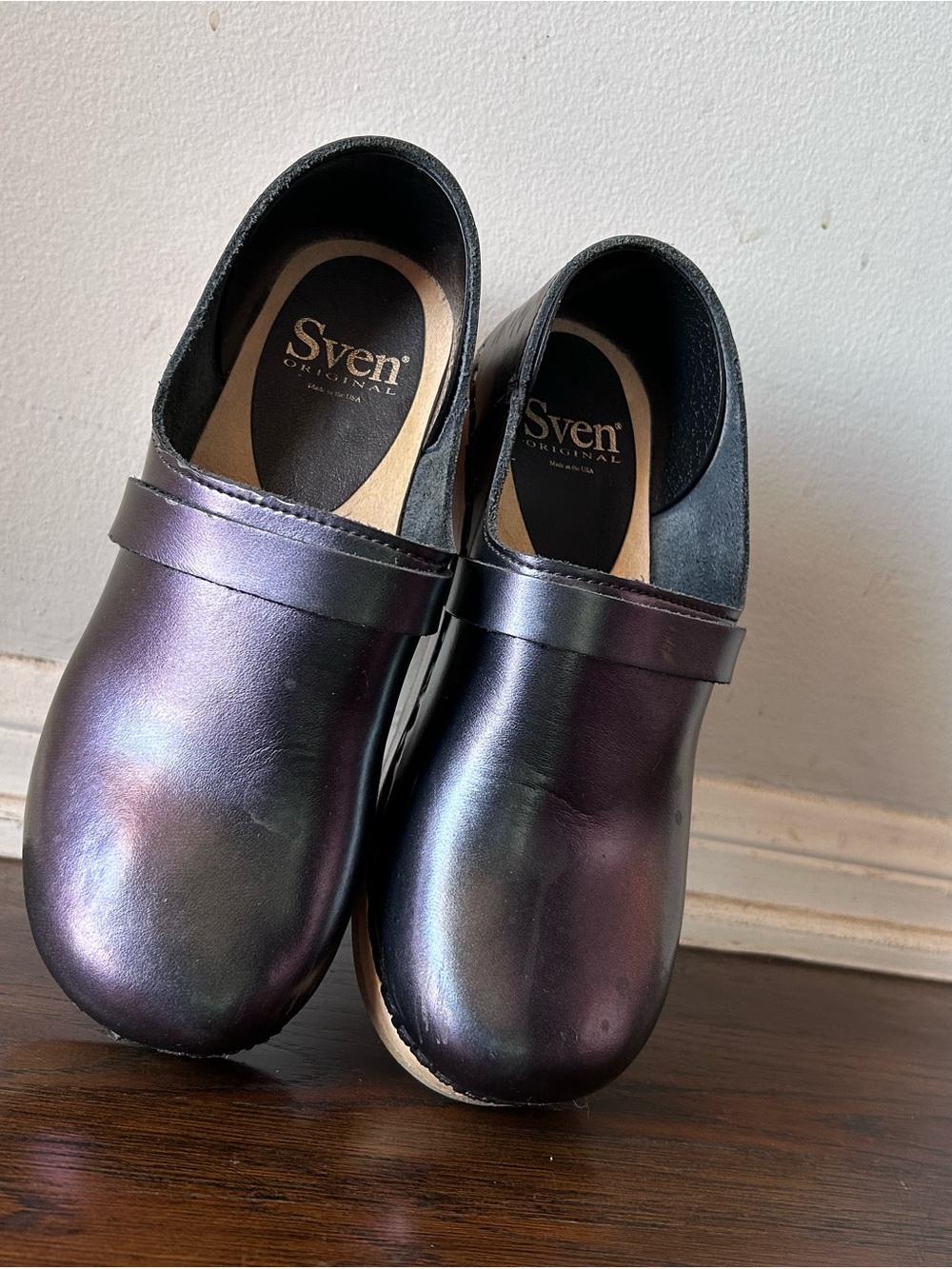 Sven Iridescent Leather Closed-back Clogs in Aubergine